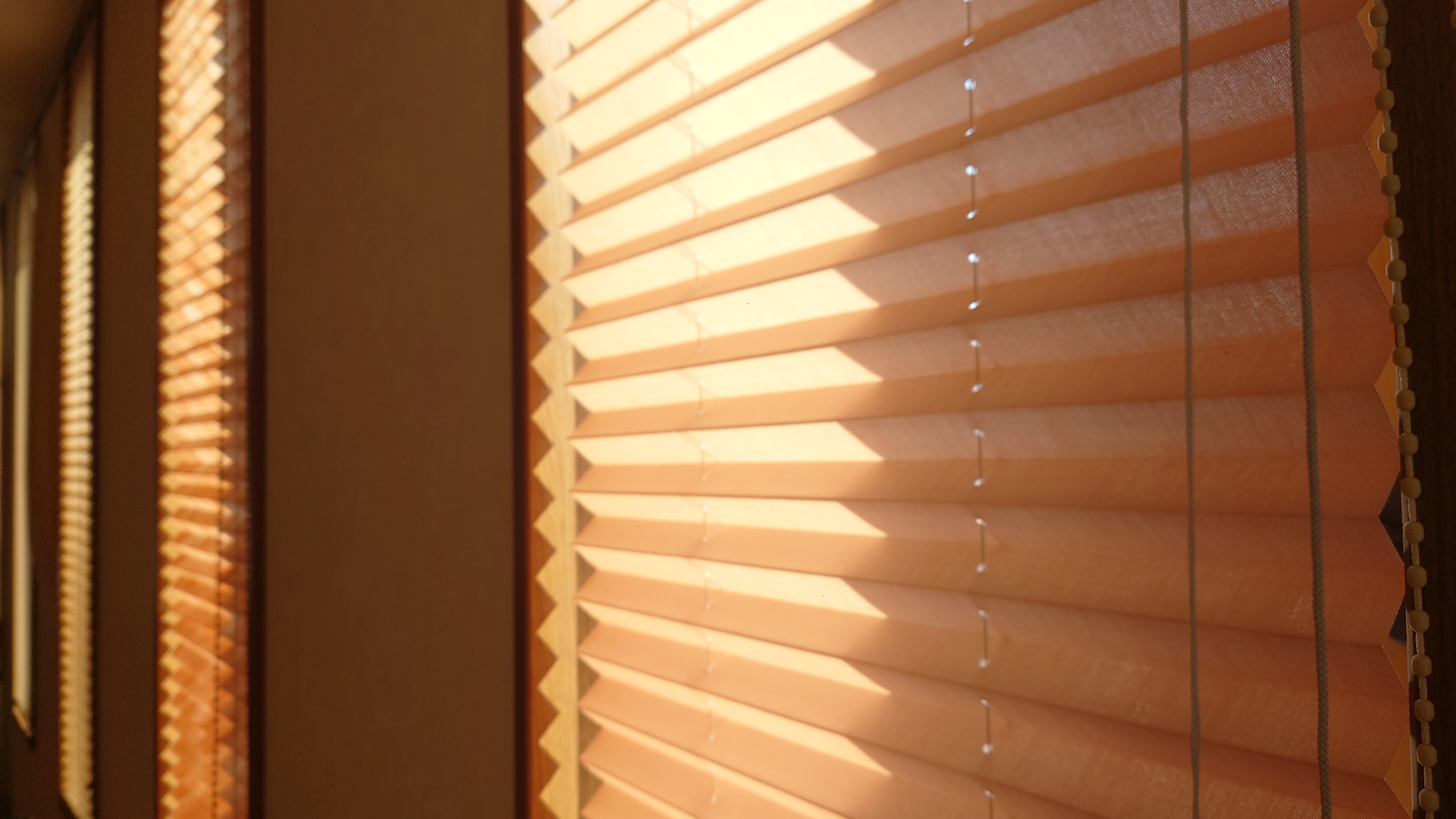 窓からの日差し、視線を遮る”ブラインド””カーテン”何を選びますか？